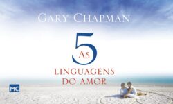 Capa do livro “As Cinco Linguagens do Amor” mostrando um casal na praia com um coração desenhado na areia.